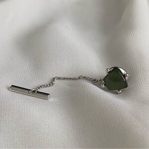 Silver Chain Tie Clip with Green Stone – Twisted Elegance & Artisan Detail